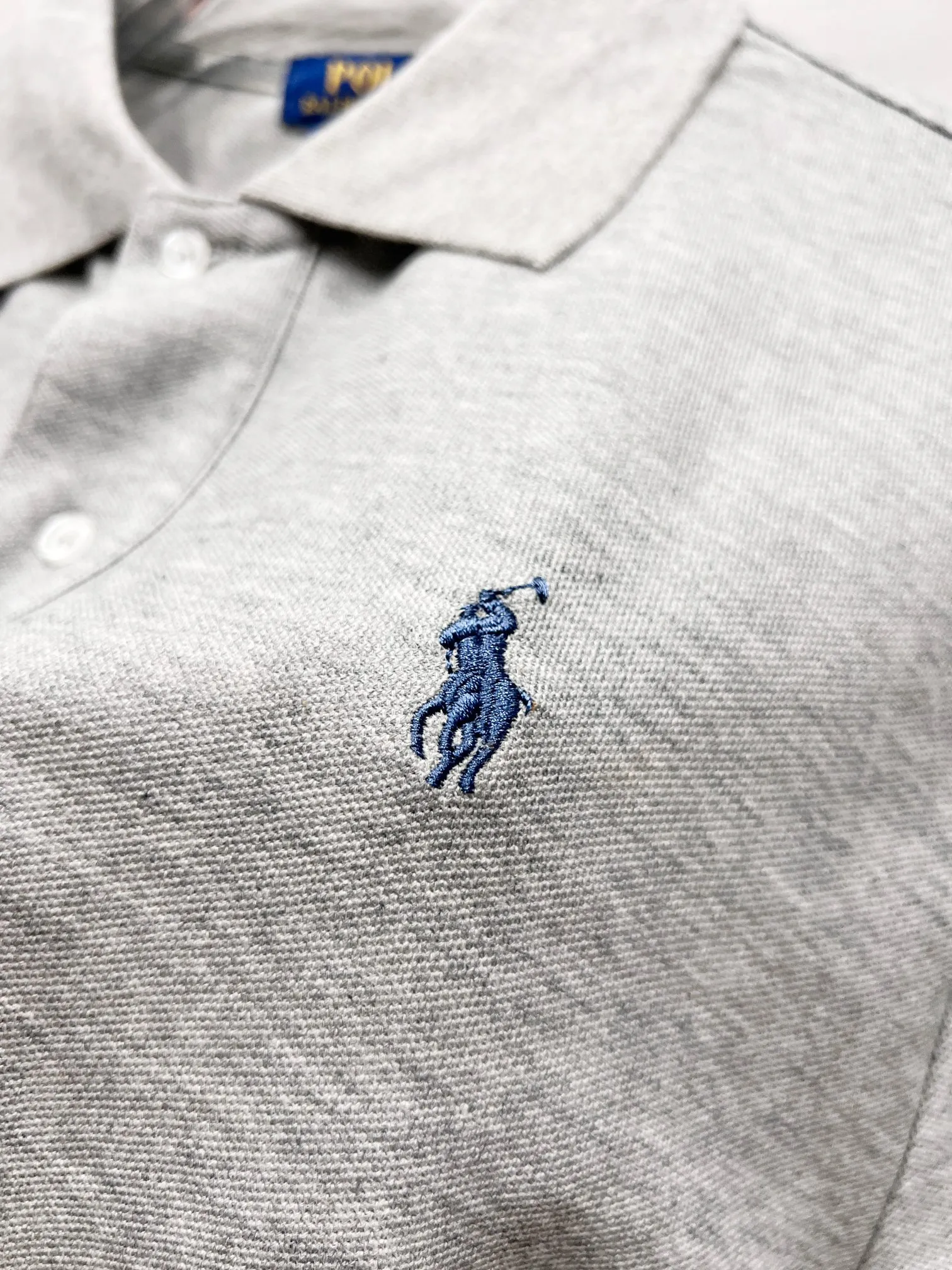 P140 Ralph Lauren Ralph Lauren two-button classic pony embroidered polo shirt short-sleeved T-shirt men's polo This Polo shirt is a timeless "elegant man" in the wardrobe. The dark blue background + classic equestrian embroidery, Ralph Lauren's classic DNA will make your heart beat at a glance! The lapel design has a sense of elegance, and the two white buttons are perfect details. It is refreshing when worn alone, and it is also very elegant when paired with a suit. Color: Gray Size: M-XXL